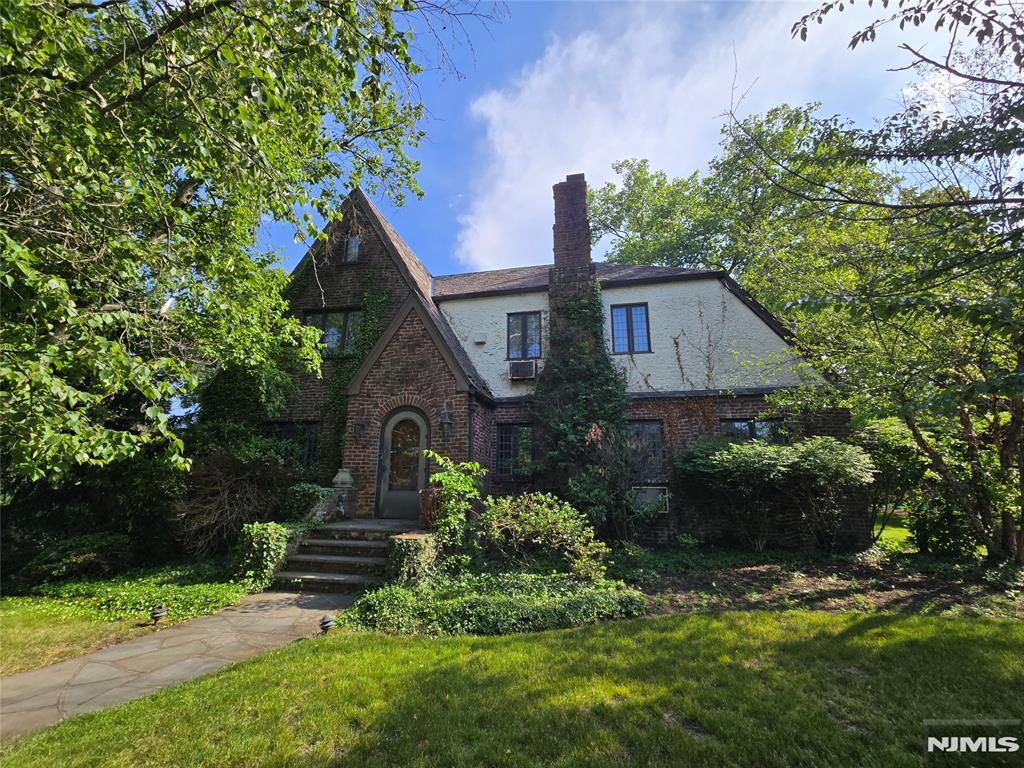 220 Manor Road