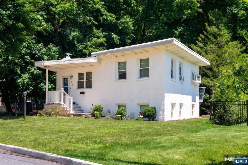221 Lakeview Drive