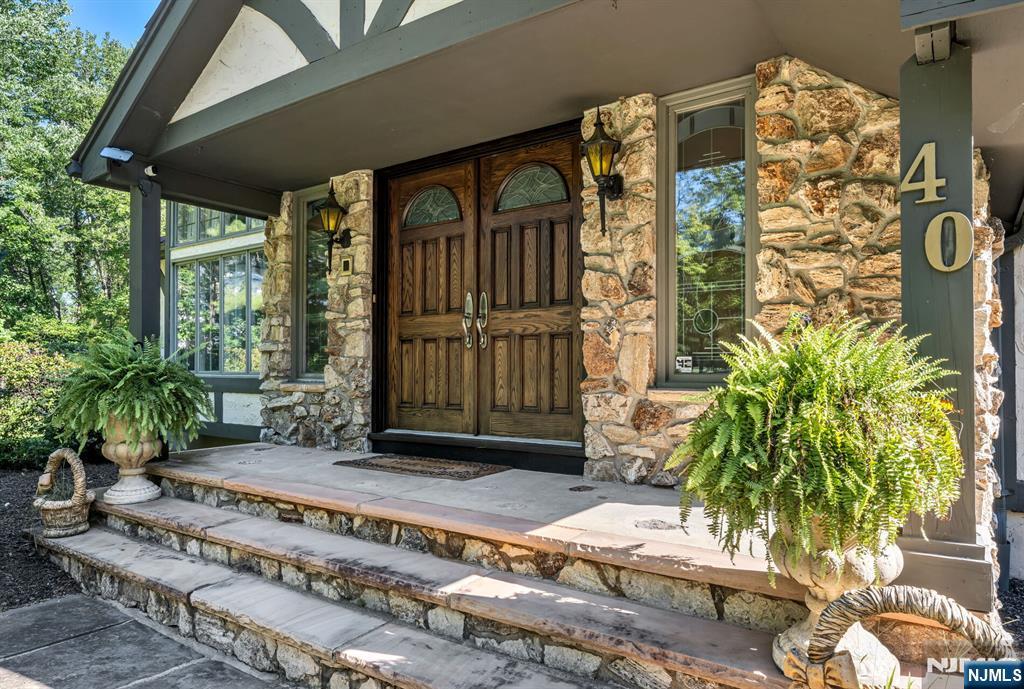 40 Mohegan Trail